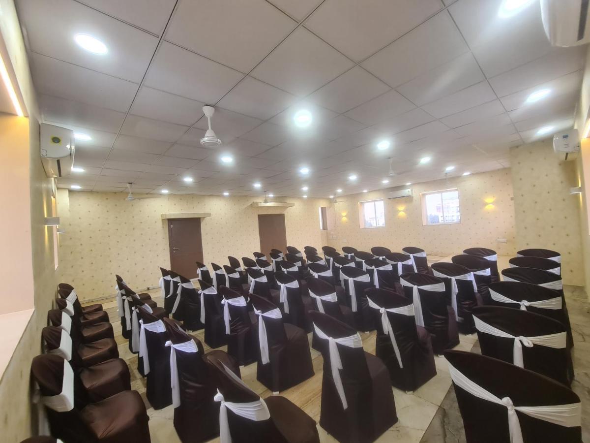 Hotel Nova Pride Раджкот Экстерьер фото