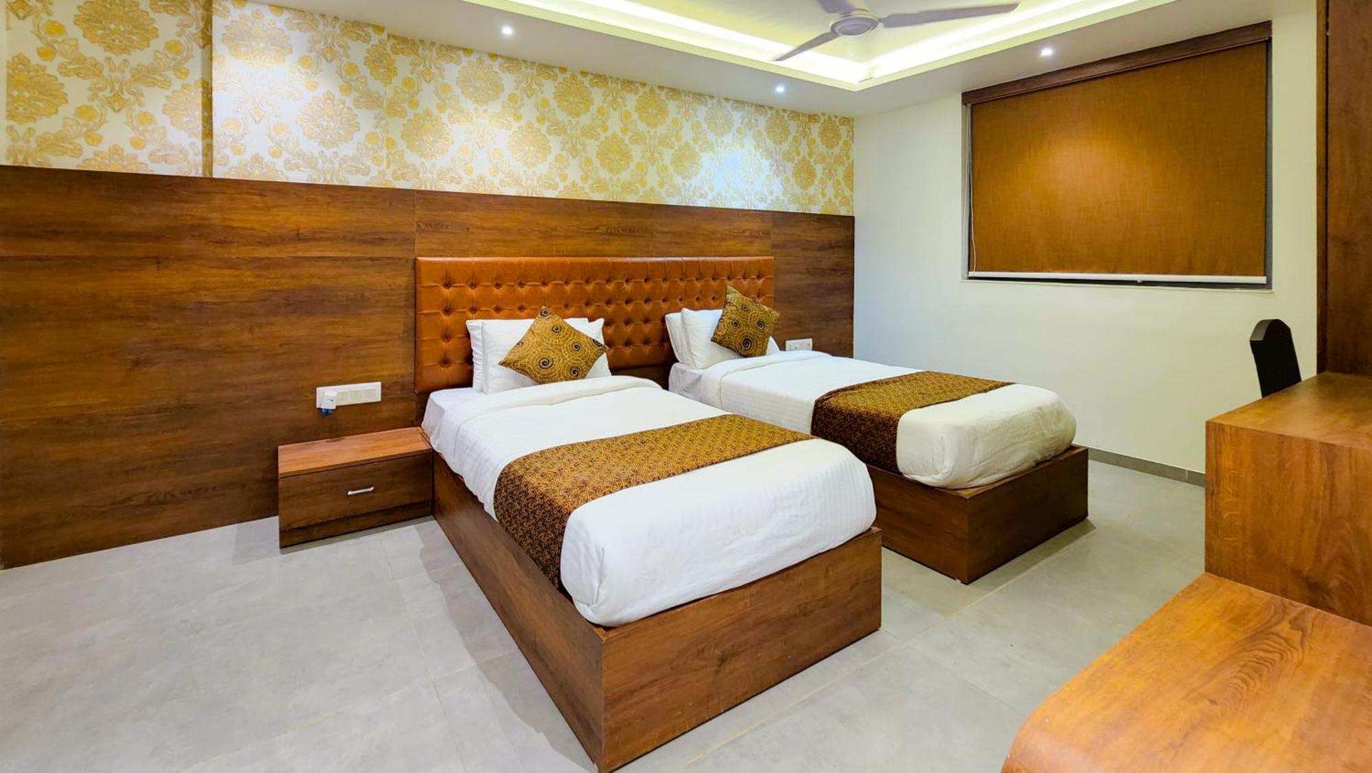 Hotel Nova Pride Раджкот Экстерьер фото
